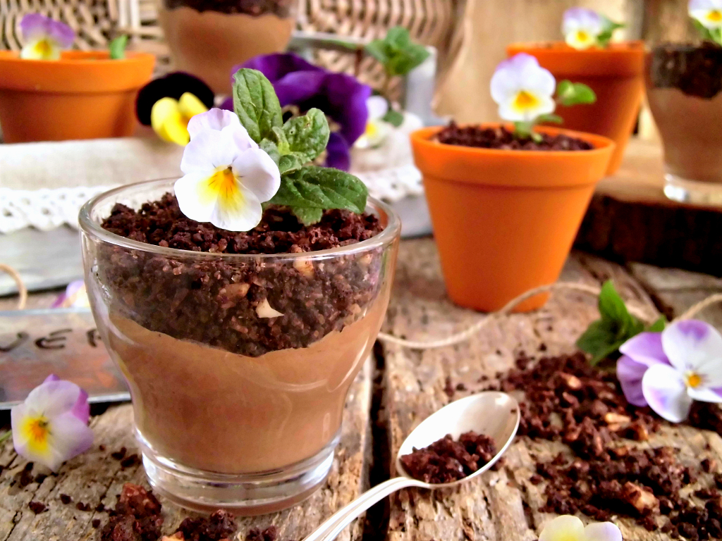 Vasetti fioriti di mousse al cioccolato