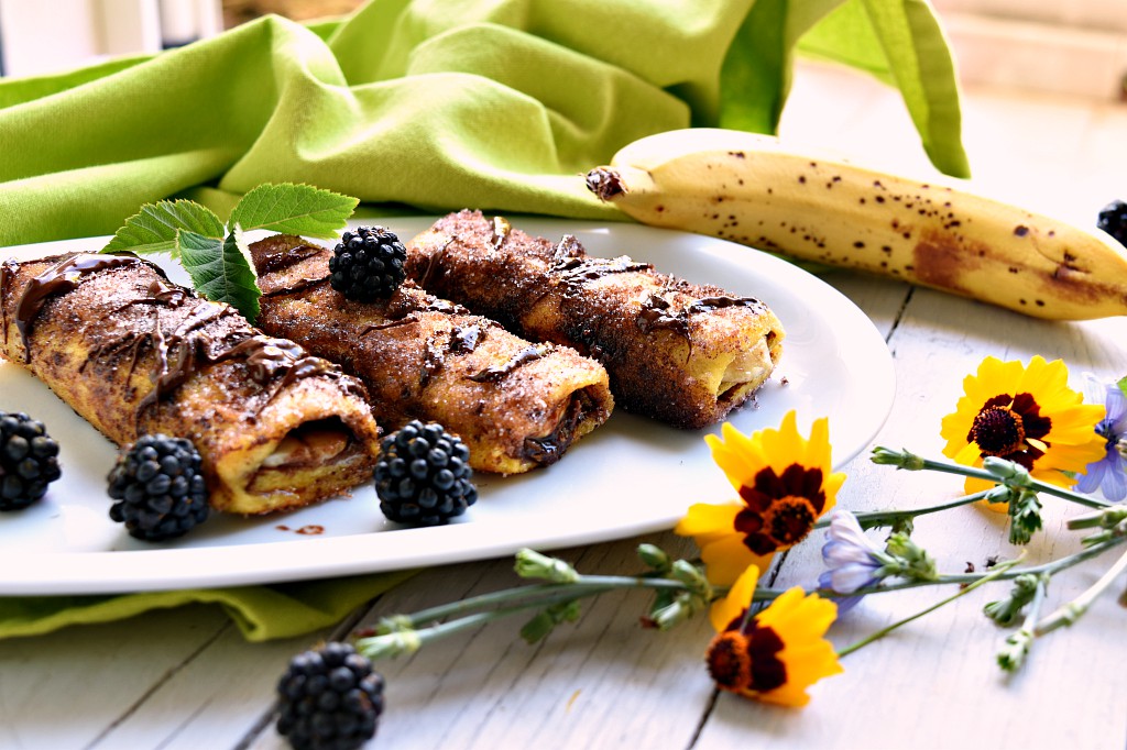 French toast roll-ups con cioccolato, more e banane
