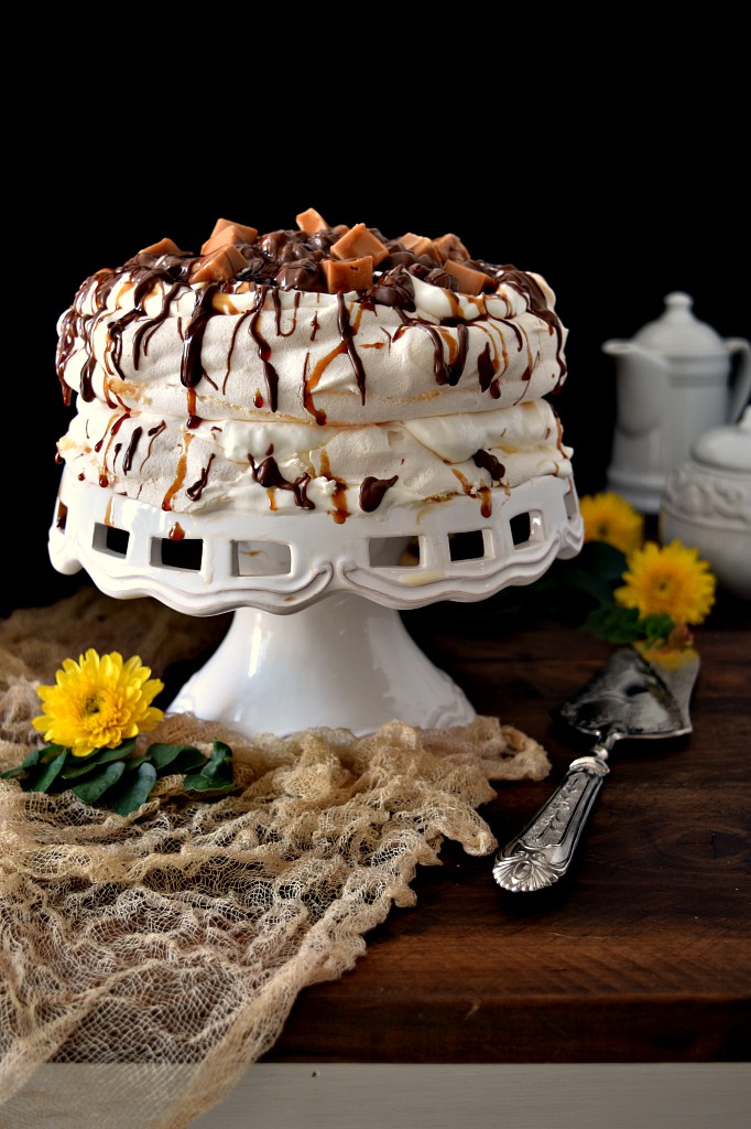 Pavlova con cioccolato e caramello foodphotography foodstyling