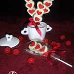 Red velvet cupcake per S. Valentino con cuori di cioccolato