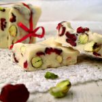 Quadrotti di cioccolato bianco con pistacchi e mirtilli rossi