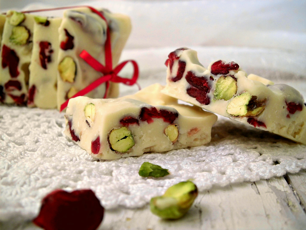 Quadrotti di cioccolato bianco con pistacchi e mirtilli rossi