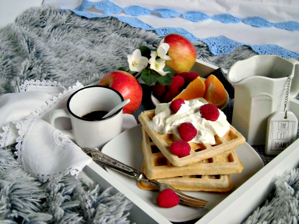 Colazione a letto con waffle.jpg