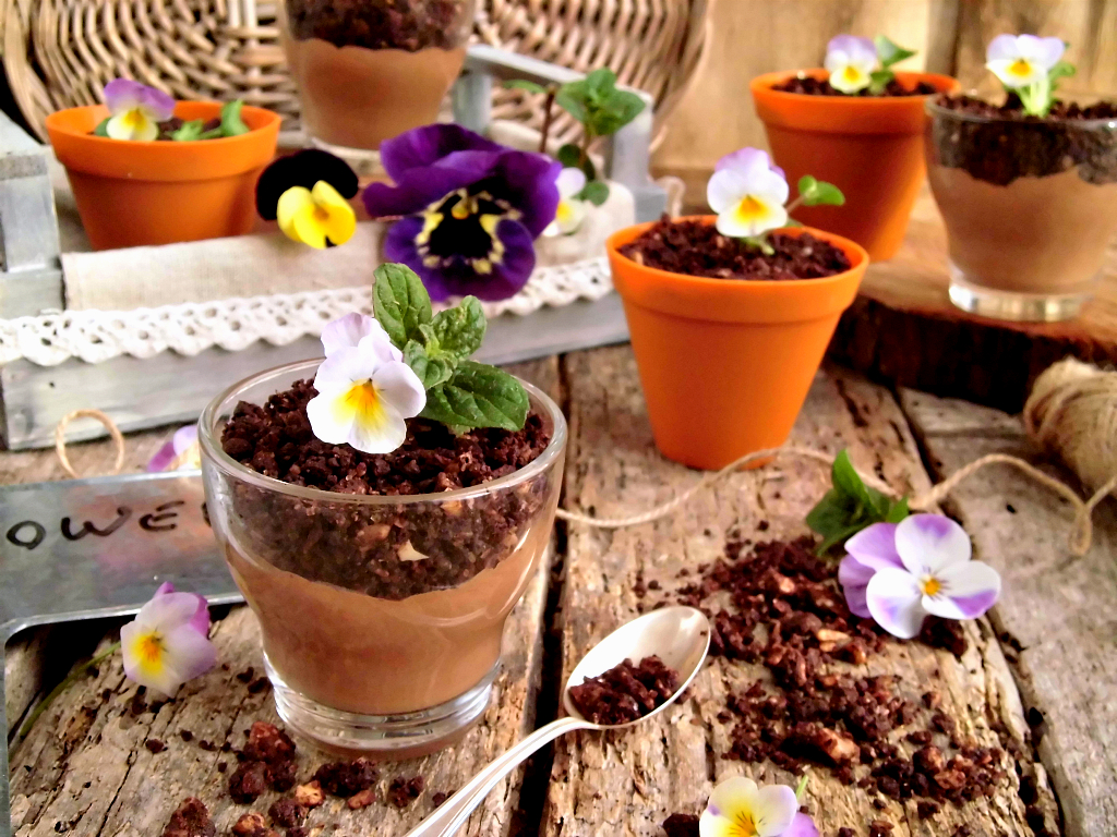 Vasetti fioriti di mousse al cioccolato