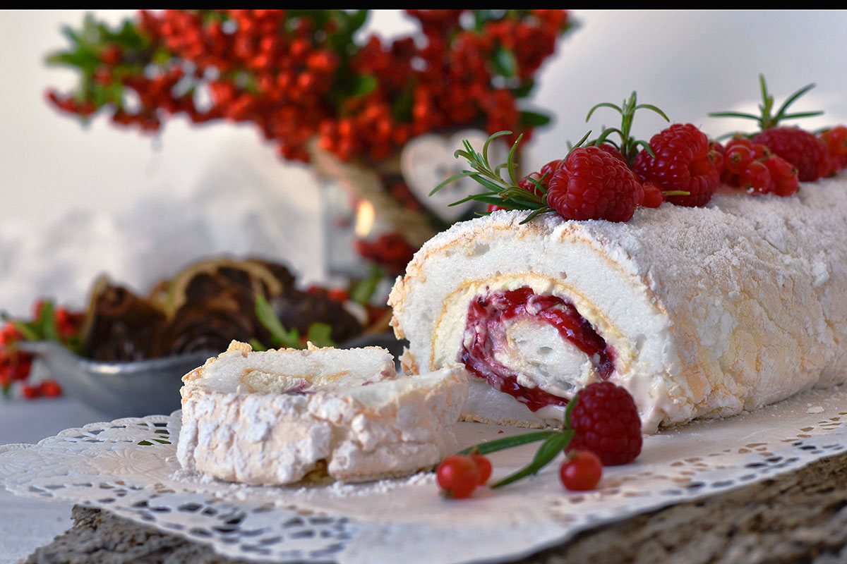 Rotolo di meringa con mascarpone e frutti di bosco - Dolci ...