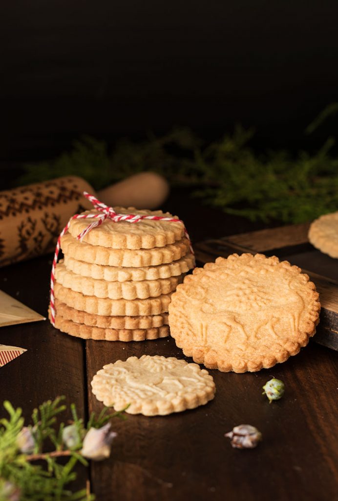 Biscotti di Natale decorati con mattarello inciso