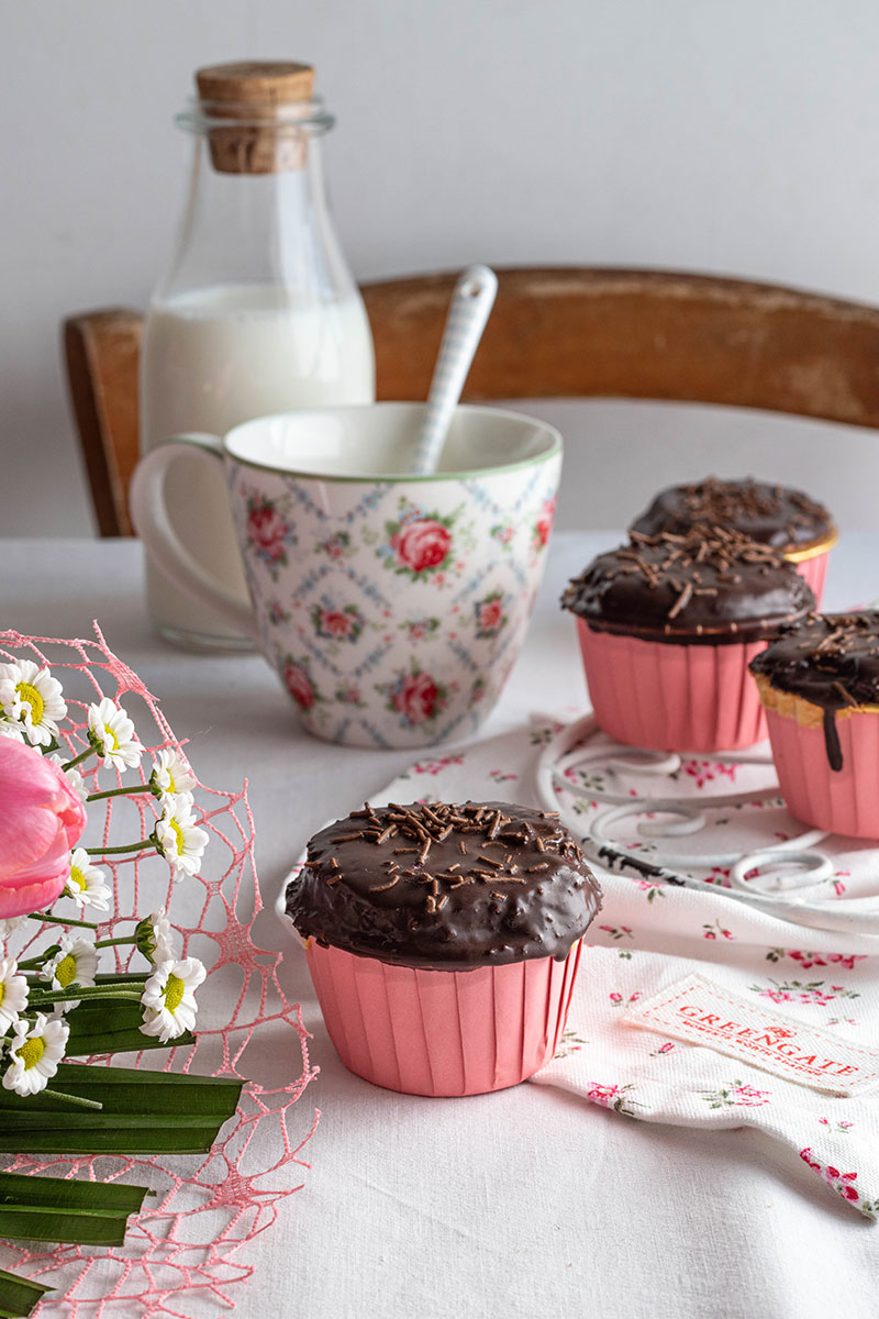 muffin-all-olio-con-farina-di-solina-glassati-al-cioccolato-dolci-da