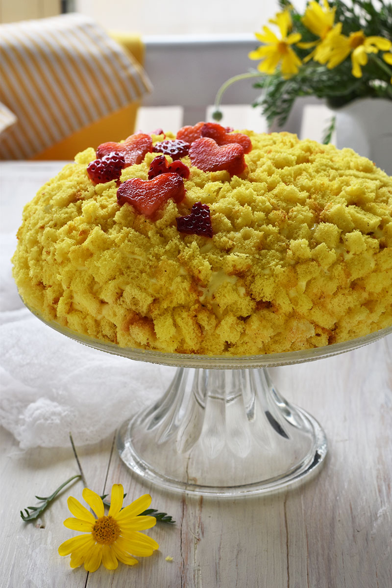Torta Mimosa con crema diplomatica e fragole