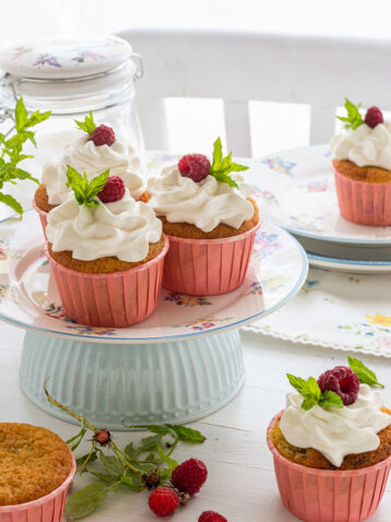 Cupcake con gocce di cioccolato e lamponi.jpg