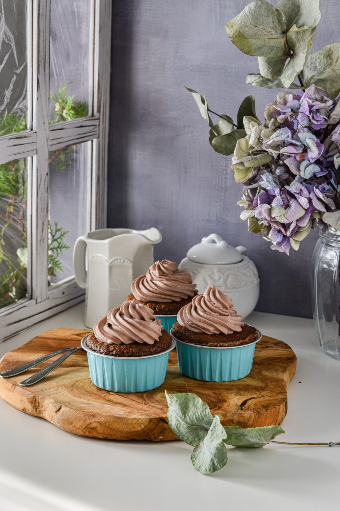 Le tortine al cacao e nocciole sono dei dolcetti soffici e deliziosi, perfetti per una merenda sfiziosa o come dessert per una cena tra amici.